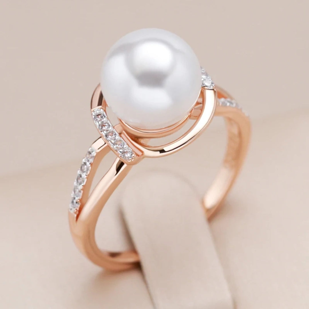Elegant Pearly Gold Ring