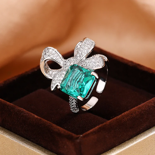 Bright Emerald Tie Silver Ring